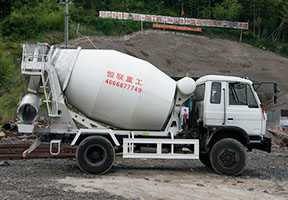浙江引水隧道用隧道專(zhuān)用小型攪拌車(chē)施工。