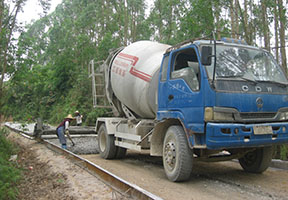 廣西貴港農(nóng)用車(chē)改裝小型攪拌車(chē)鄉(xiāng)村公路工程。